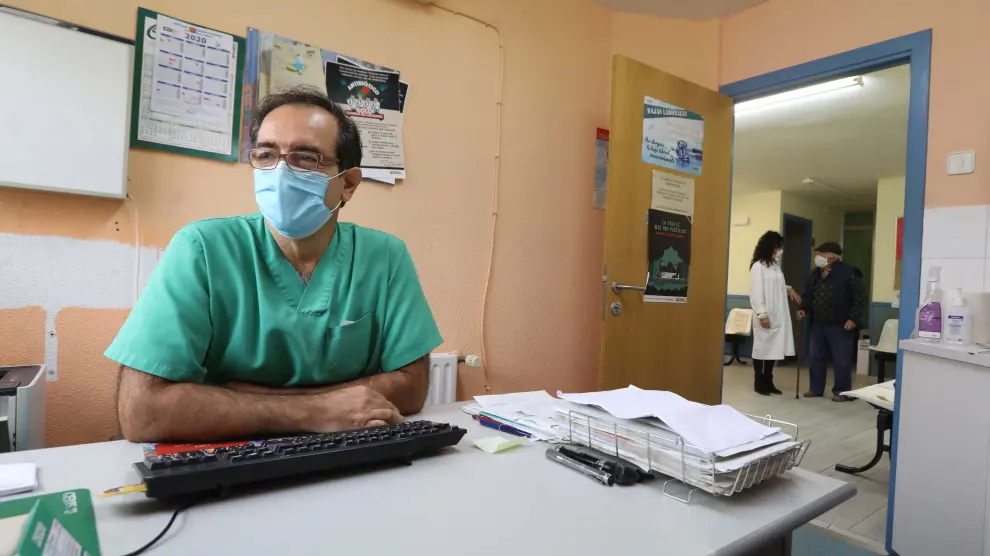 El doctor Javier Citoler, en el centro de salud de Benabarre.