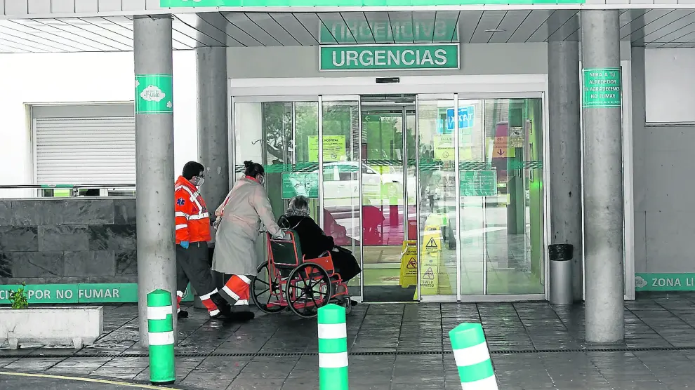 Llegada de dos sanitarios, con una paciente, al servicio de Urgencias del Hospital Miguel Servet, ayer por la mañana.