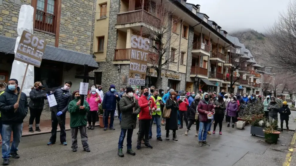 Protesta en Benasque. Unas 200 personas han participado este jueves en la cacerolada convocada por la plataforma SOS Pirineo para reclamar un plan de reactivación económica ante el parón del turismo y el cierre de las estaciones.