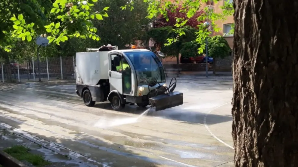 Una de las máquinas utilizadas para el servicio de limpieza viaria de Huesca.