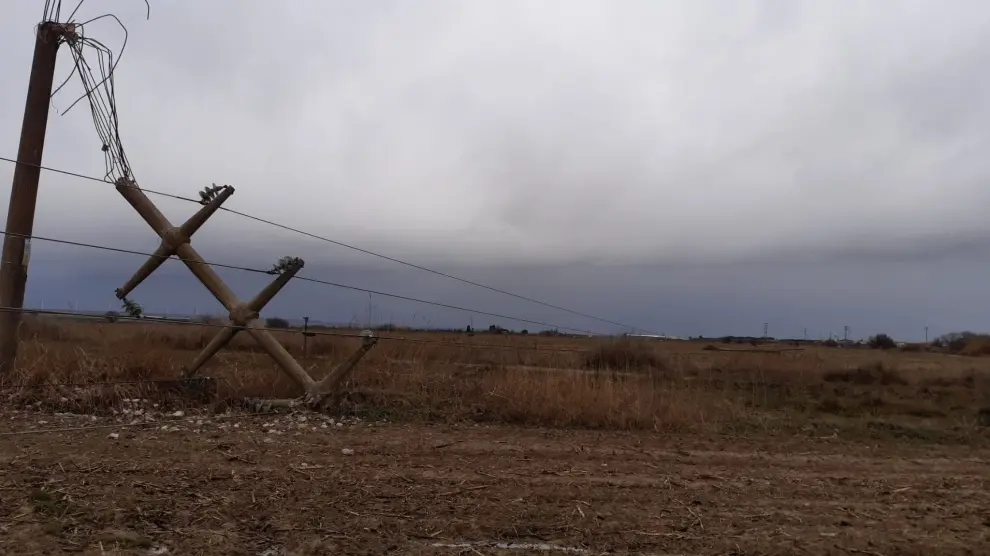 Torres eléctricas derribadas por el viento en la línea Almudévar-Tardienta.