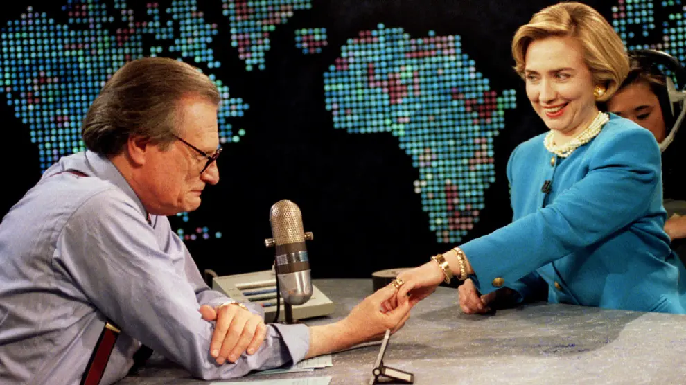 Larry King observa la sortija de Hillary Clinton, en una entrevista en 1994.