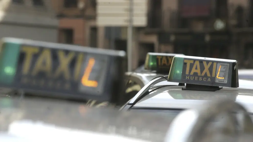 Taxis en la capital oscense en fotografía de archivo