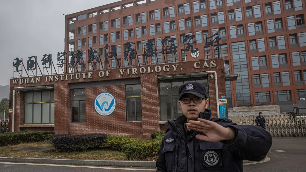 Un guardia de seguridad intenta evitar que se fotografíe el Instituto Virológico de Wuhan, en la ciudad china homónima.