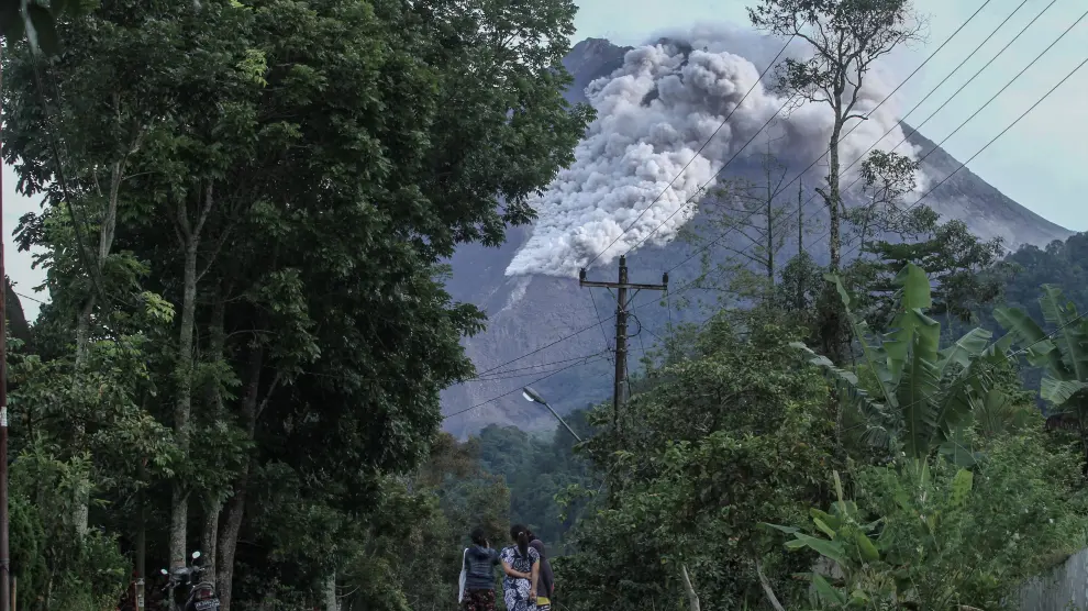 26 January 2021, Indonesia, Sleman: Mount Merapi, Indonesia's most active volcano, spews hot smoke and ash. Mount Merapi is one of the most volatile mountains among more than 120 volcanoes in the country. Photo: Slamet Riyadi/ZUMA Wire/dpa..26/01/2021 ONLY FOR USE IN SPAIN[[[EP]]] 26 January 2021, Indonesia, Sleman: Mount Merapi, Indonesia's most active volcano, spews hot smoke and ash. Mount Merapi is one of the most volatile mountains among more than 120 volcanoes in the country. Photo: Slamet Riyadi/ZUMA Wire/dpa
