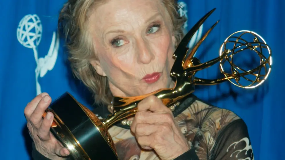 Cloris Leachman posa con un Emmy a la mejor actriz de comedia por la serie 'Malcolm el de en medio'