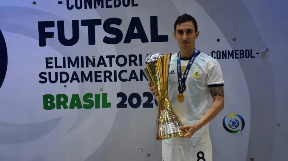 Santi Basile posa con la copa de Eliminatorias Sudamericanas