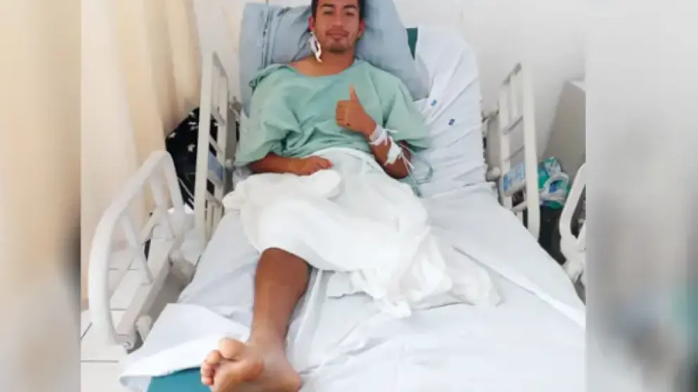 Alain Cuevas, en el hospital después de sufrir la amputación de su pierna izquierda.