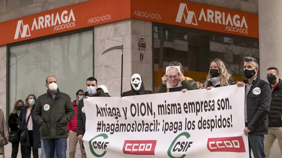 Protesta de los trabajadores de Oion ante la sede de Arriaga en Zaragoza.