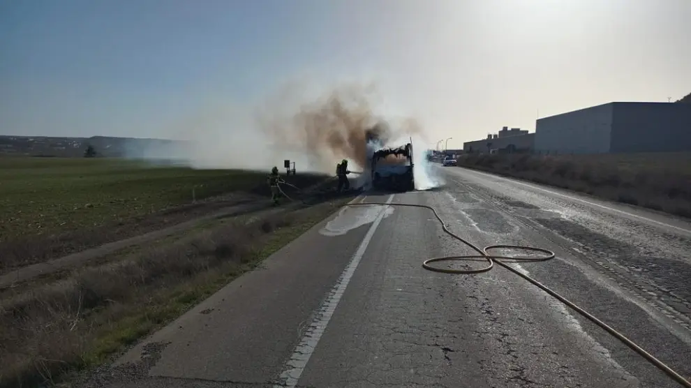 El vehículo incendiado circulaba en dirección Ballobar.