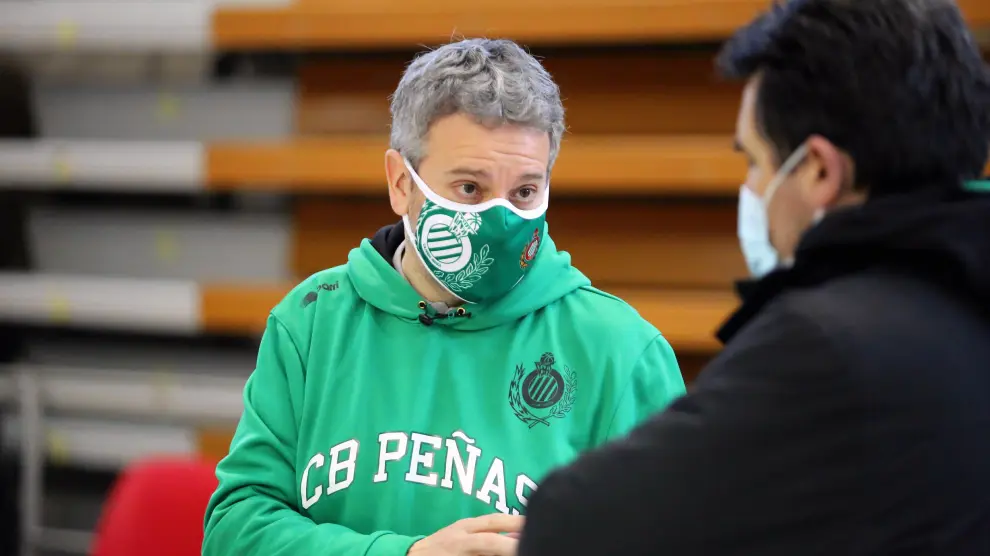 Óscar Lata, nuevo entrenador del Levitec, conversa con su asistente Carlos Lanau.