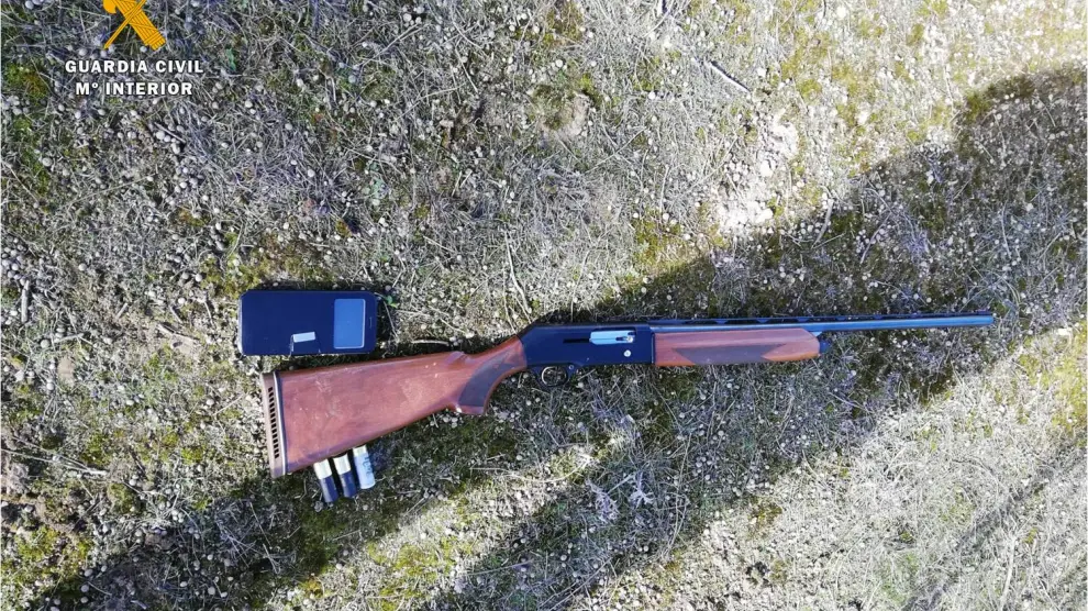 Escopeta del cazador detenido por practicar la caza en una zona prohibida