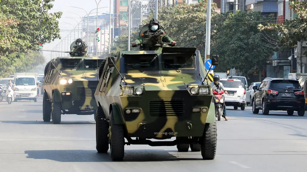 Dos tanques del Ejército recorren las calles