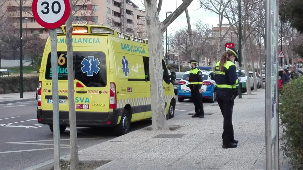 Una ambulancia asistió al herido en el lugar del accidente