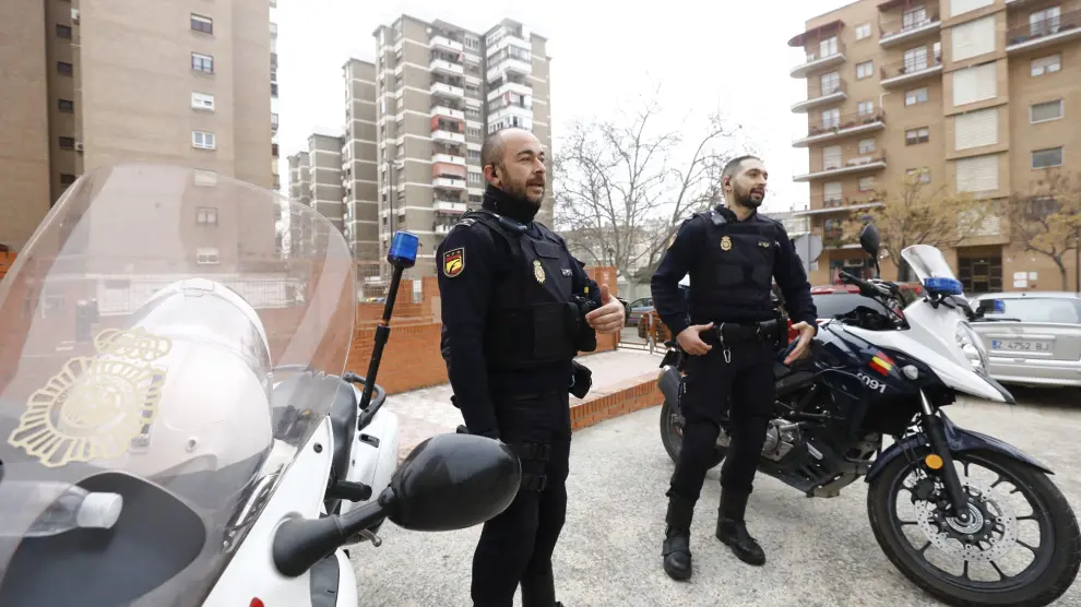 Miguel (izquierda) y Rubén, los dos policías que el martes rescataron in extremis a una mujer en Zaragoza.
