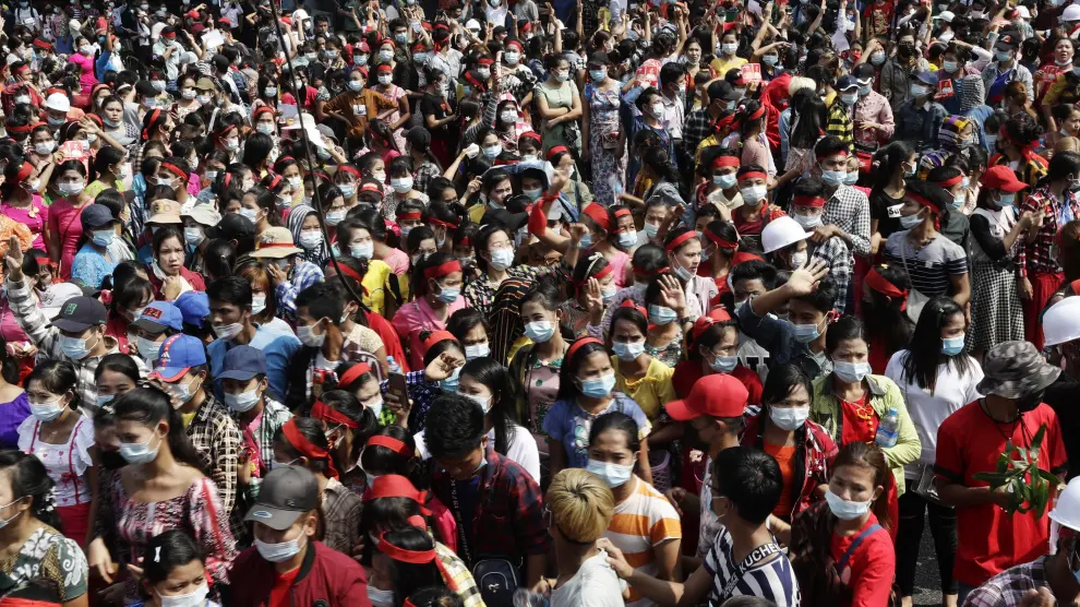 Cientos de personas se manifiestan en Yangon.