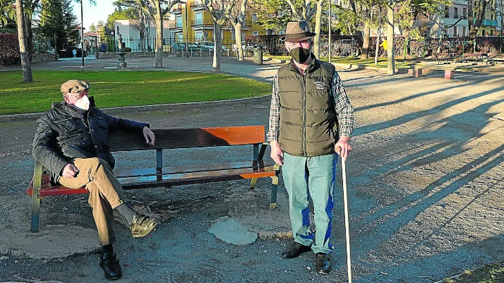 Miguel Serrano, de pie, junto a un amigo en el parque de Los Fueros de la capital turolense