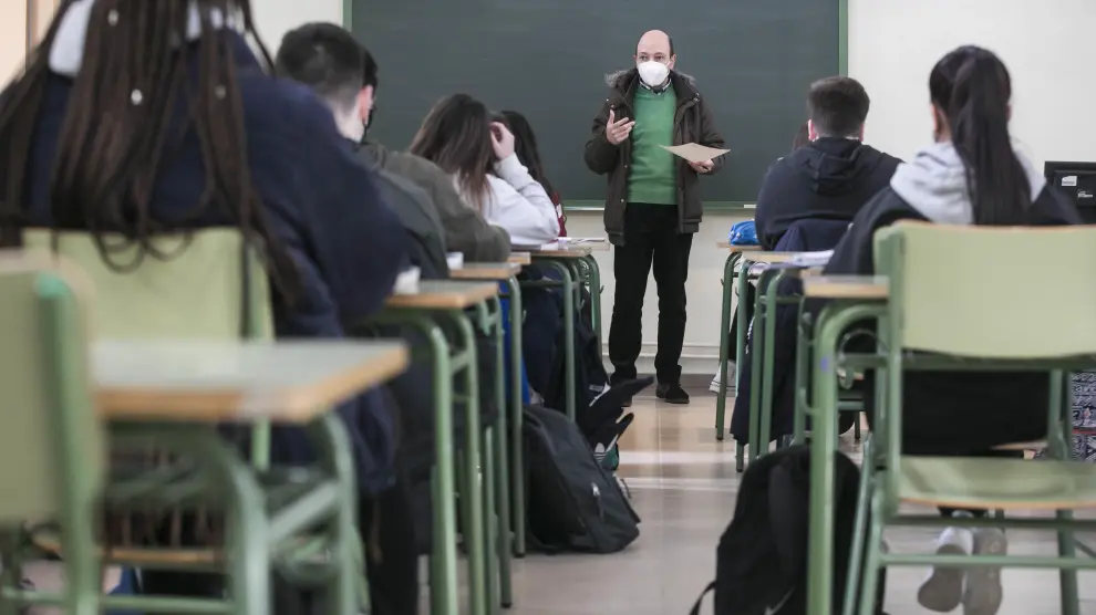 Estudiantes del instituto Goya de Zaragoza atienden al profesor al inicio de una clase, ayer.