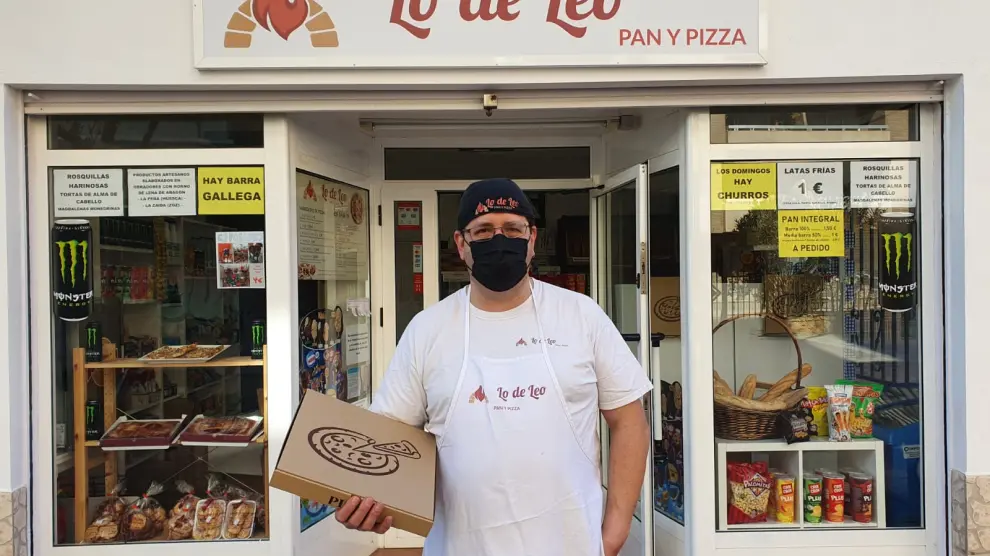 Leandro Piragini, ante su pizzería Lo de Leo, ubicada en el zaragozano barrio del Actur.