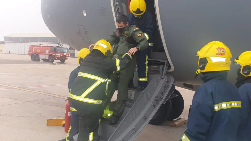 Unos bomberos rescatan a un piloto de la cabina del A400M en un simulacro de emergencia realizado el pasado viernes en la Base aérea de Zaragoza.