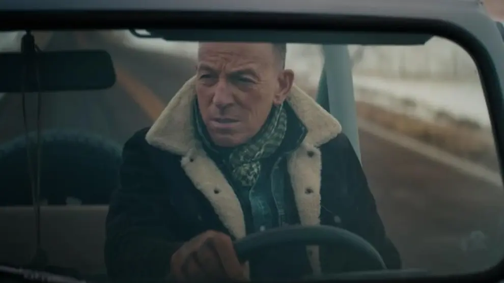 Bruce Springsteen en su jeep en el anuncio de la Super Bowl