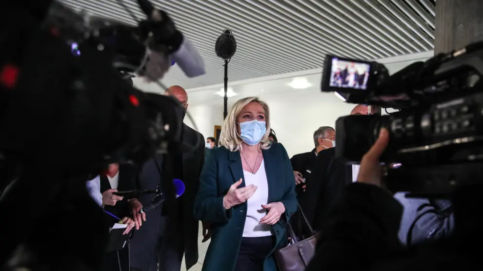 La líder ultraderechista francesa Marine Le Pen atendiendo a la prensa
