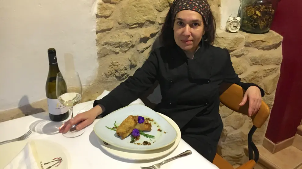 Clara Lapuente, con el plato de rollito de brócoli, en el restaurante de La Alquería.