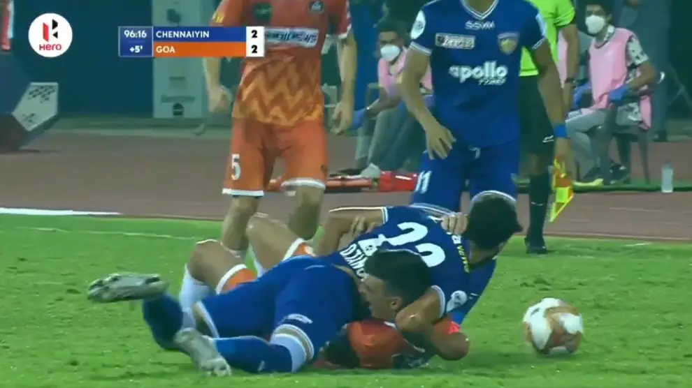 El exzaragocista Edu Bedia muerde a un rival durante un partido.