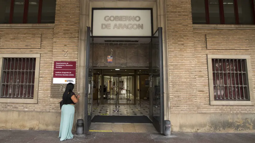 Entrada al edificio de los antiguos juzgados de la plaza del Pilar de Zaragoza. Toni Galán
