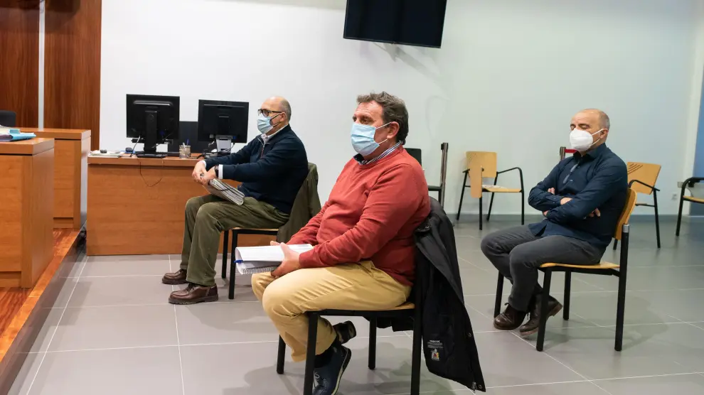 Los acusados en la sala de la Audiencia de Zaragoza donde se celebró el juicio ayer.