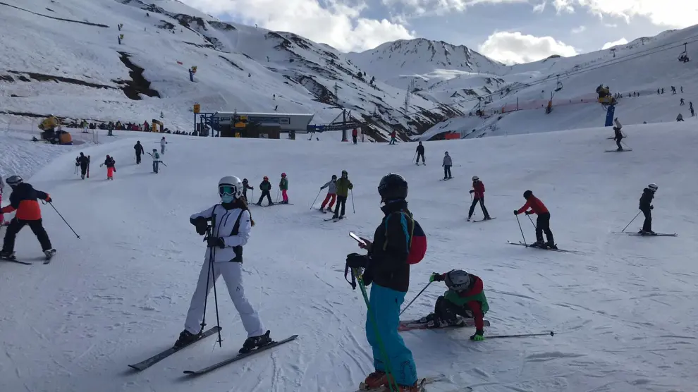 Gran afluencia de esquiadores en Astún