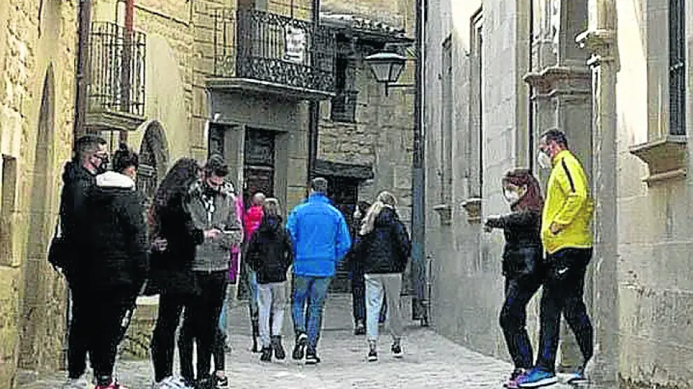 Las calles de Sos del Rey Católico han vuelto a llenarse de turistas, lo mismo que los aparcamientos del Moncayo, como este de Agramonte. empresarios de sos del rey católico.