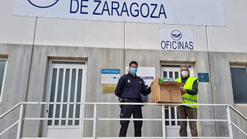 Mascarillas Aragón dona 20.000 mascarillas a la Policía Nacional para que las distribuya entre los colectivos más vulnerables.