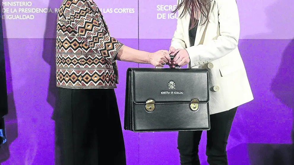 Irene Montero recibe la cartera de Igualdad de manos de Carmen Calvo en enero de 2020.