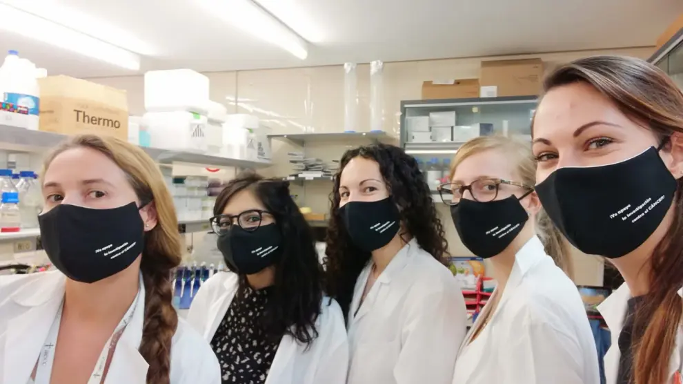 Investigadoras del grupo Metabolismo y células madre del cáncer del IIS Aragón, con las mascarillas solidarias.