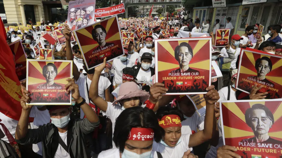 Protestas masivas en Birmania contra el golpe de estado militar.