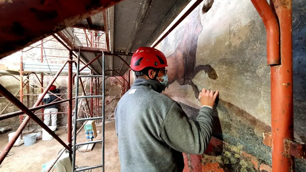 Labores de restauración del fresco de la casa de los Ceii en Pompeya