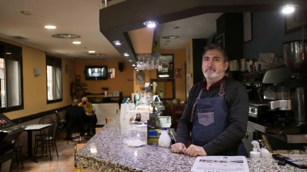 David Medrano al frente del bar Aparicio, un negocio familiar que lleva abierto 52 años.