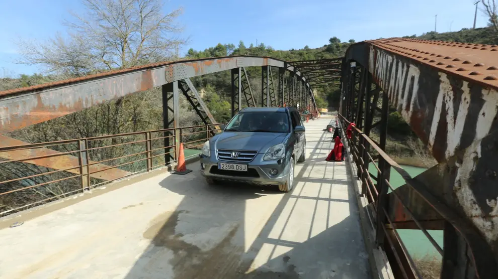 Un coche pasando este viernes por el puente de Santa Eulalia de Gállego.