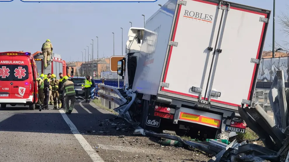 Accidente de un camión en el kilómetro 320 de la A-2, en Zaragoza.