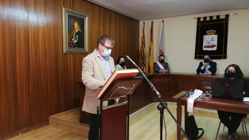 Alejo Galve, secretario general de UGT en la provincia de Teruel, durante su toma de posesión como concejal de Andorra.
