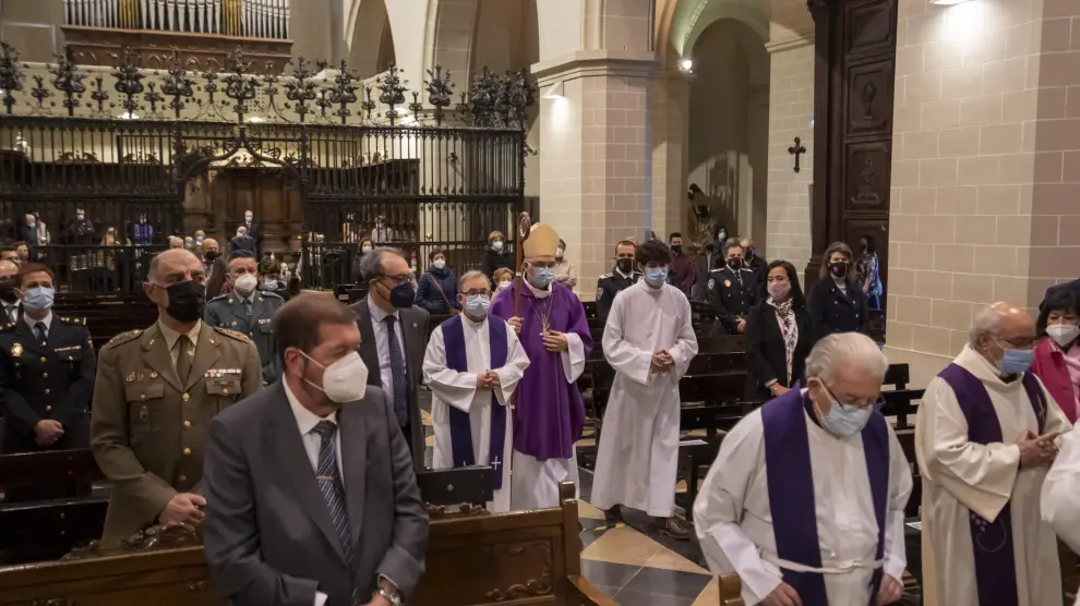 El obispo Antonio Gómez Cantero, en el centro de la imagen, se dispone a oficiar la misa de despedida en la Catedral de Teruel.