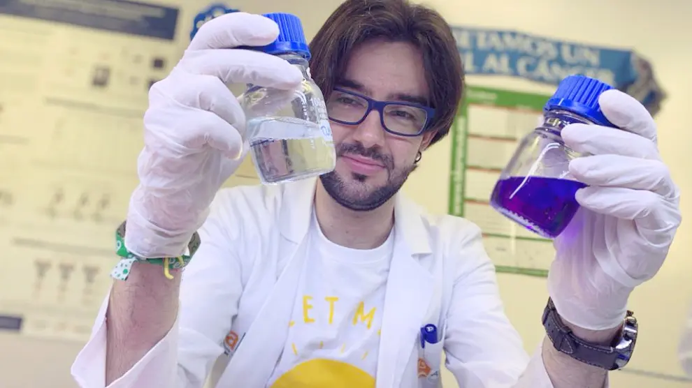 El investigador zaragozano Eduardo Ruiz, en el laboratorio.
