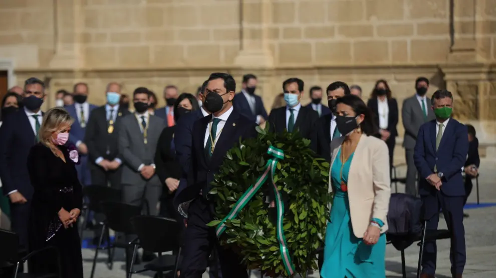 El presidente de la Junta de Andalucía, Juanma Moreno, y la presidenta del Parlamento Andaluz, Marta Bosquet, en el homenaje a los sanitarios este 28F.
