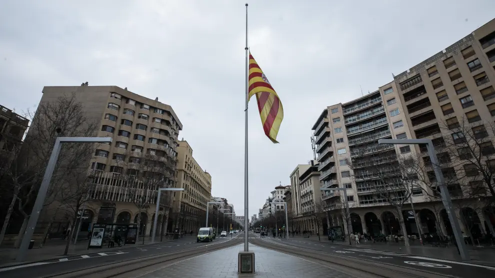 La bandera a media asta, este domingo en la plaza de Aragón en recuerdo a Juan Antonio Bolea.