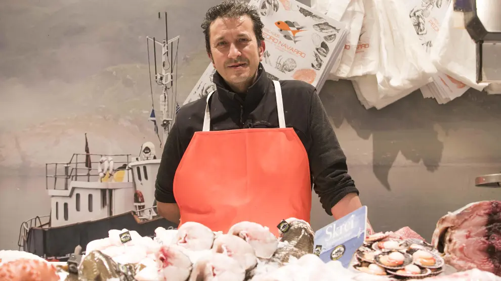 Pedro Navarro, detrás del mostrador de su pescadería, bien surtido de ejemplares de skrei.