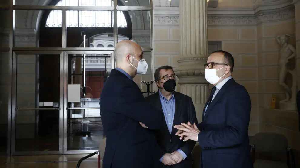 Víctor Lucea, Isidro Aguilera y Felipe Faci conversan minutos antes de la presentación de la temporada de exposiciones de los museos del Gobierno de Aragón.