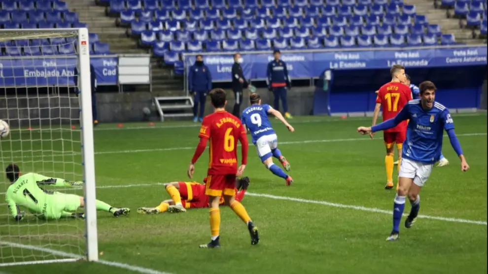 Cristian Álvarez y Jair yacen en el suelo tras encajar el 1-0 en Oviedo. Rodri, el ‘9’ carbayón, autor del gol, corre a celebrarlo.
