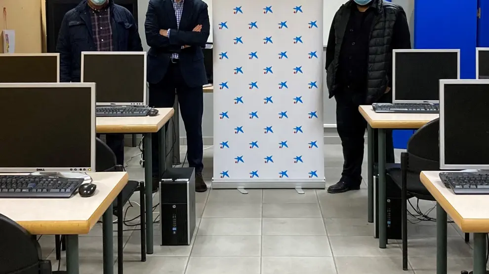 Caixabank entrega equipos informáticos a la Asociación Promoción Gitana de Zaragoza.