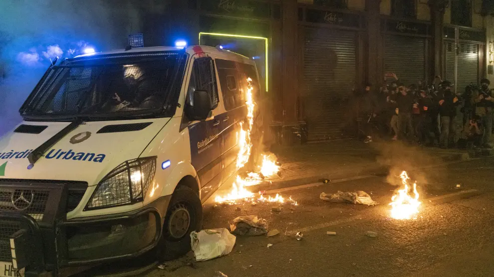 El grupo violento incendió una furgoneta con un policía dentro durante las protestas en Barcelona contra la encarcelación de Pablo Hasel.